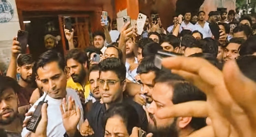madhuvaak's tweet photo. दिल्ली में प्रदर्शन कर शिक्षकों को पुलिस द्वारा हिरासत में लिया गया है ।
@abhinaymaths
@GaganPratapMath
@RYPofficial
#SSCVendorFailure #SSCMisManagement #SSSReforms #SSC_VENDOR_FAILURE #SSC_System_Sudharo
#SSC https://t.co/jwyhywxu8z