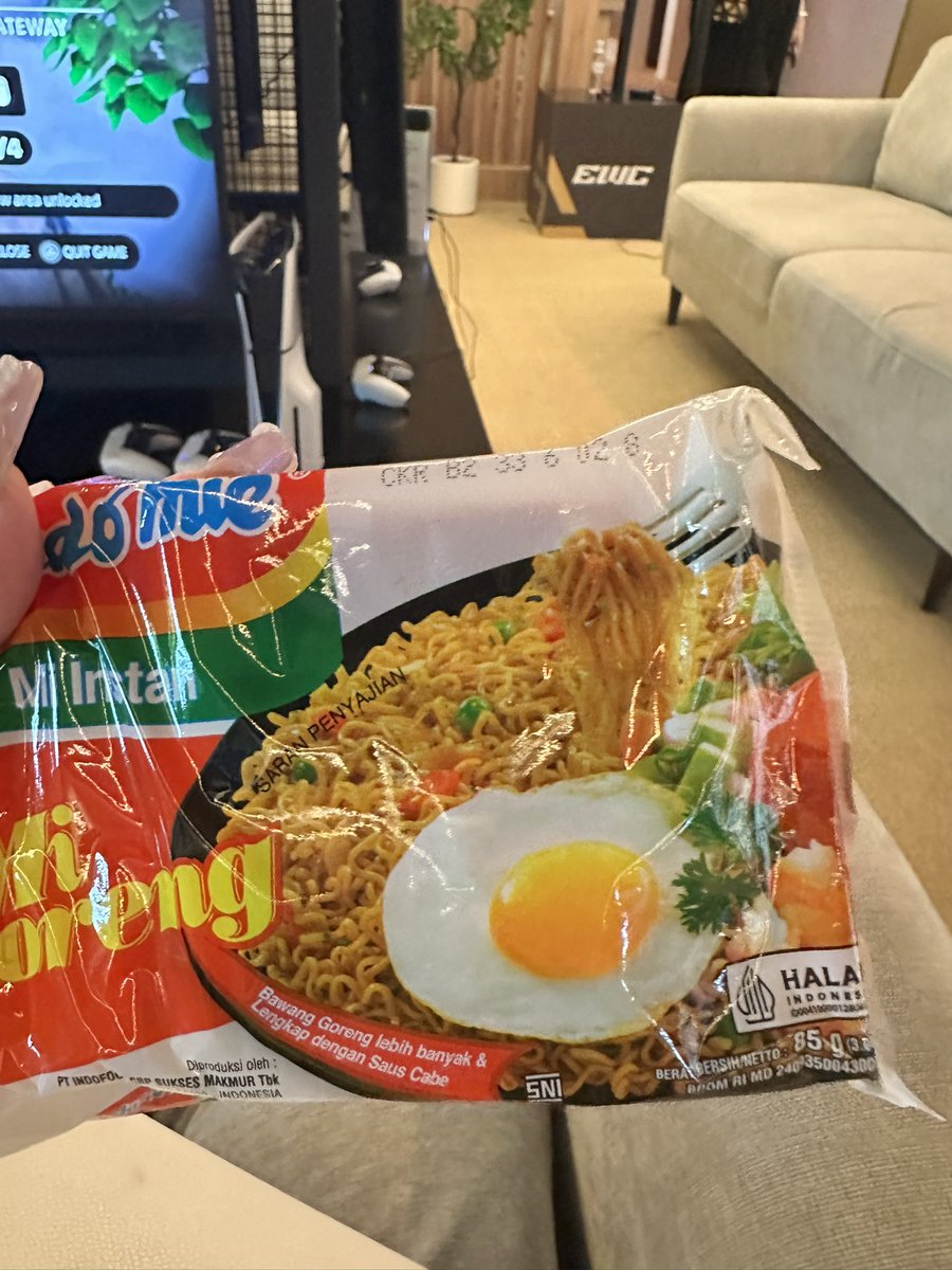 モバレの会場に入れなくてどうしようもなくなってたんだけど、インドネシアの方にインドミーもらって元気出た！#EWC2025