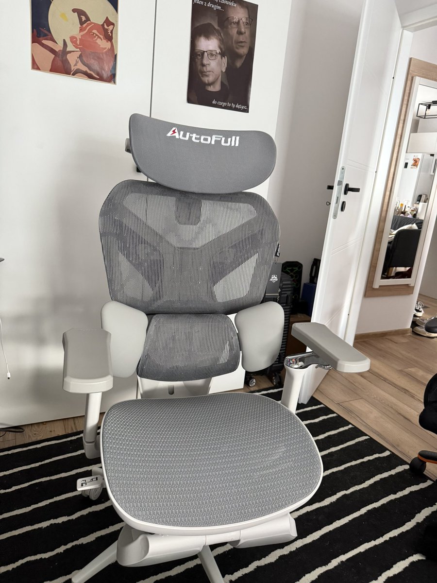 piti180's tweet image. I recently got this @AutoFullGlobal G7 ergonomic chair. So far I’m satsfied - it is comfy, helps me keep my posture and it is great to recline during gaming. My cat also loves it. Check it out! #autofull