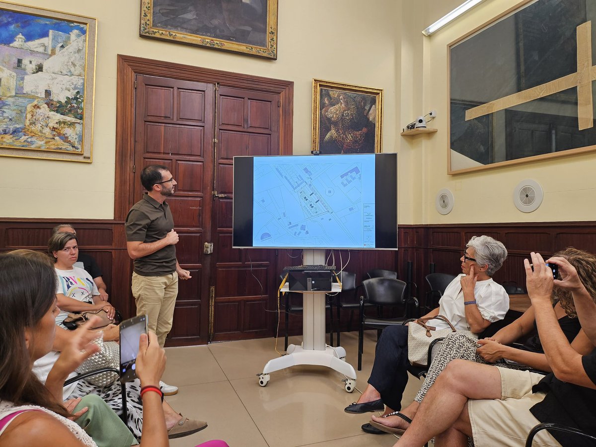 EDUNIB (@edun_ib) on Twitter photo El conseller <a href="/AVeraAlemany/">Antoni Vera</a> presenta l’avantprojecte del nou CIFP d’Alcúdia, que acollirà 15 cicles formatius i 714 places per reforçar la Formació Professional al nord de Mallorca.
#IllesEnTransformació
➡️ Tota la info: tn.caib.es/3WivFMVxckUd El conseller <a href="/AVeraAlemany/">Antoni Vera</a> presenta l’avantprojecte del nou CIFP d’Alcúdia, que acollirà 15 cicles formatius i 714 places per reforçar la Formació Professional al nord de Mallorca.
#IllesEnTransformació
➡️ Tota la info: tn.caib.es/3WivFMVxckUd