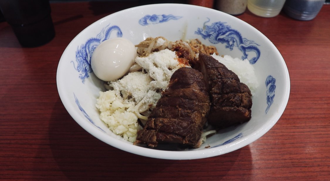 kasukabeedaa7's tweet photo. 一太豚(イタトン)さんのドーンとでっかい焼豚のインパクトと麺とタレの美しいバランス
#かすかべプラスワン #一太豚 https://t.co/mGwtsJ1VfG