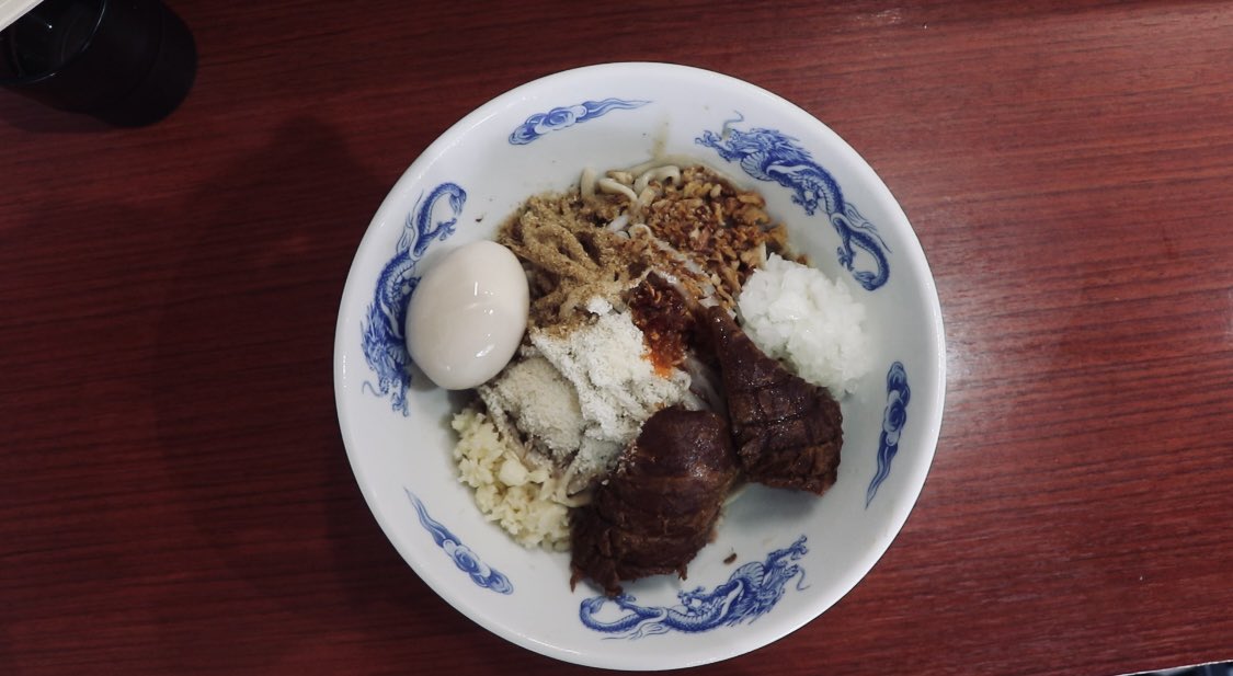 kasukabeedaa7's tweet photo. 一太豚(イタトン)さんのドーンとでっかい焼豚のインパクトと麺とタレの美しいバランス
#かすかべプラスワン #一太豚 https://t.co/mGwtsJ1VfG