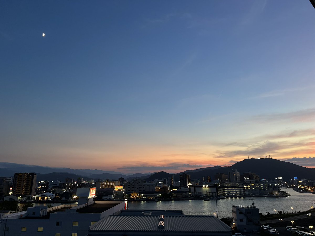 okamoto_chieko's tweet photo. Sonnenuntergang am Yoshino-Fluss. Mond, Fluss und Berge. https://t.co/kqBpHk1Ao3