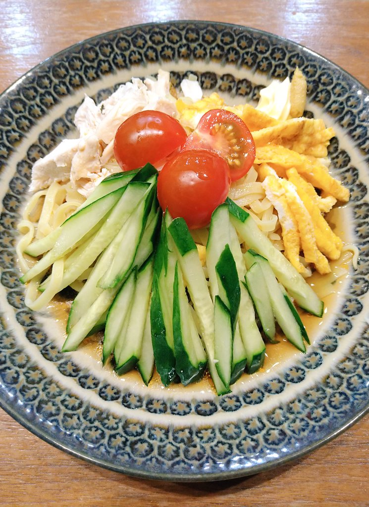 水道からぬるい水しか出ないので大して冷えてないけど冷やし中華
です