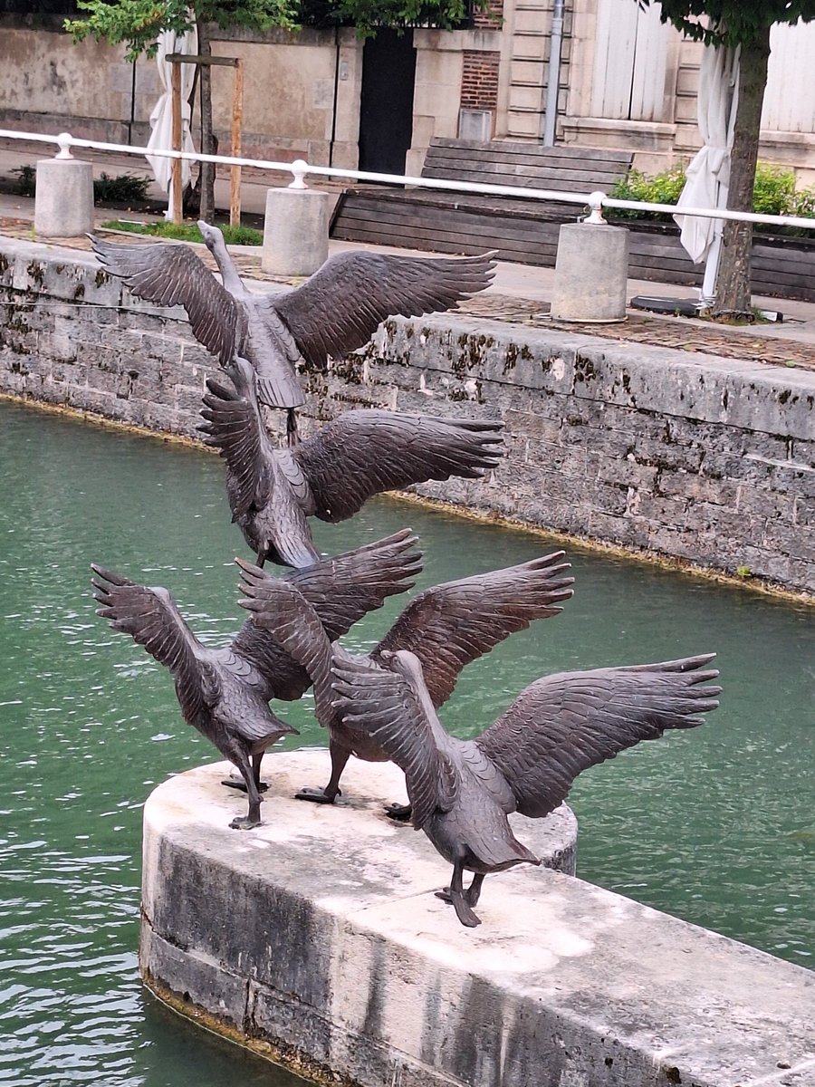 Bonjour  le monde
La ville de Troyes 
Belle journee