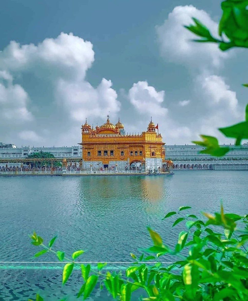 ਧੰਨੁ ਧੰਨੁ ਰਾਮਦਾਸ ਗੁਰੁ ਜਿਨਿ ਸਿਰਿਆ ਤਿਨੈ ਸਵਾਰਿਆ॥
ਪੂਰੀ ਹੋਈ ਕਰਾਮਾਤਿ ਆਪਿ ਸਿਰਜਣਹਾਰੈ ਧਾਰਿਆ॥
