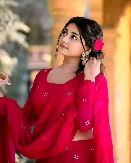 हमने एक उम्र गवा दी है तेरी चाहत में ,
कितना खुश किस्मत है 
तुझे मुफ्त में पाने वाला ... !