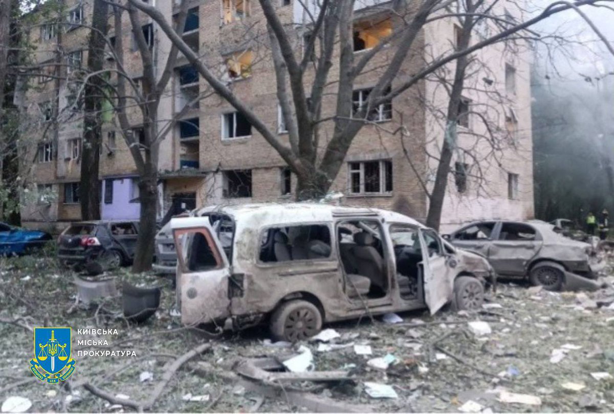 Їхав під час обстрілу в потязі додому. Психіці хочеться бути в Києві в такі моменти. Якщо чесно, мені видається — це вже якийсь здвиг, або це нова реальність. Дякую силам ППО та мої співчуття близьким загиблих.

Біль конвертуємо в підтримку збору на роботи-медевакери на