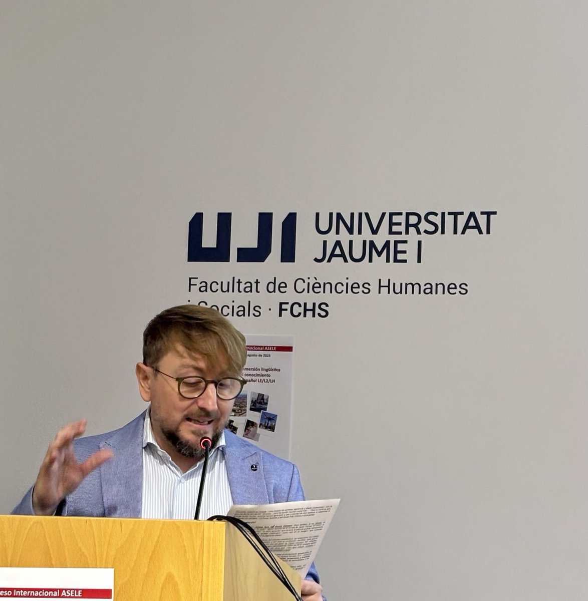 ASELE (@asele_ele) on Twitter photo El presidente de ASELE, Javier Muñoz-Basols, presenta a Daniel Cassany <a href="/dancassany/">Daniel Cassany</a> en la conferencia plenaria de #ASELE2025 El presidente de ASELE, Javier Muñoz-Basols, presenta a Daniel Cassany <a href="/dancassany/">Daniel Cassany</a> en la conferencia plenaria de #ASELE2025