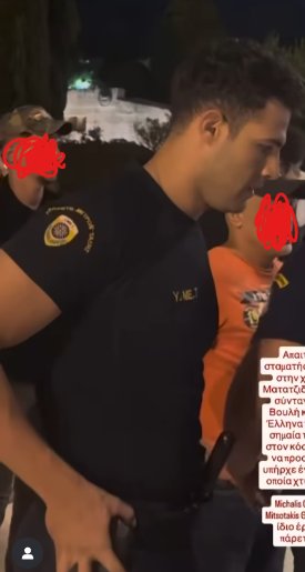 Χθες, αυτός ο μπάτσος κλώτσησε στο πρόσωπο έναν πεσμένο διαδηλωτή στην πλατεία Συντάγματος.

Θα μου πείτε αυτή είναι η δουλειά του, να χτυπάει κόσμο.

Ναι, δεν διαφωνώ. Όμως μην λέτε ότι είναι παιδιά δικά μας.

Ας είμαστε ακριβείς στο τι λέμε, είναι οι προδότες της τάξης μας