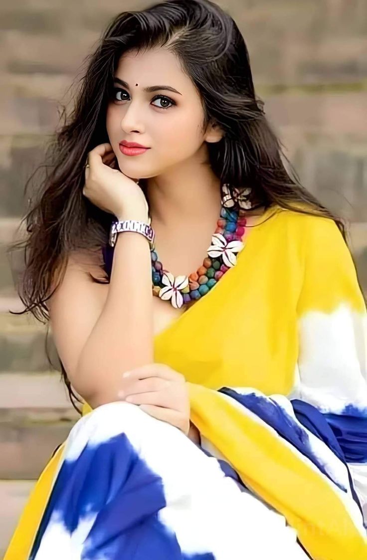 मोहब्बत अब किसी शादी शुदा से करेंगे ,
सुना है 
कि 
लोग मोहब्बत के लिए तरसते हैं , 
शादी के बाद ...।।
#बज़्म