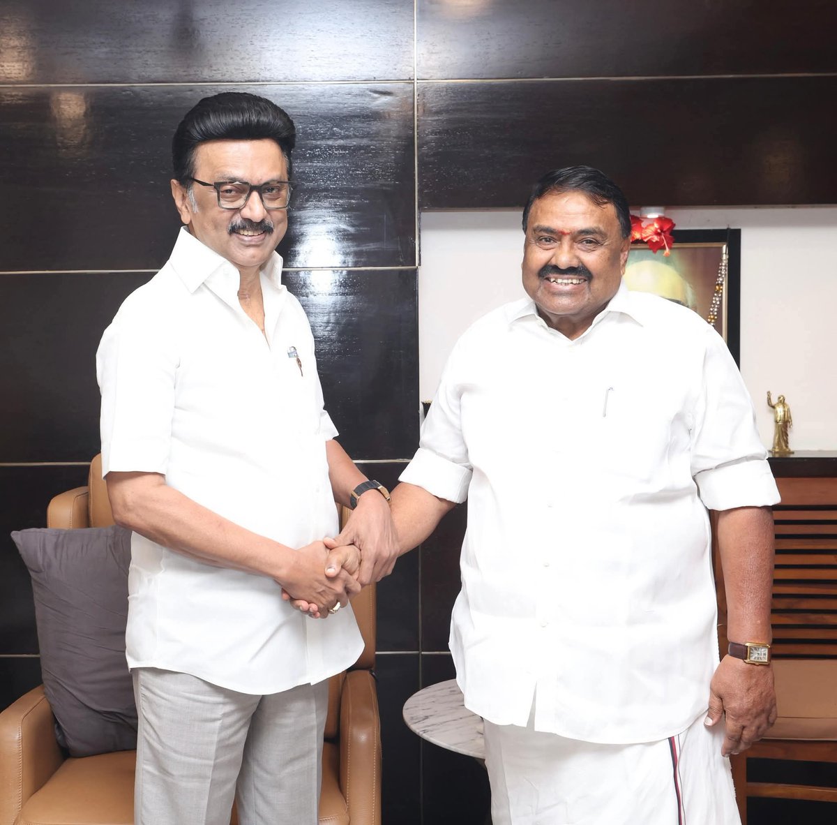 எனது பிறந்த நாளை முன்னிட்டு, மாண்புமிகு தமிழ்நாடு முதலமைச்சர் கழக தலைவர் தளபதியார் அவர்களைச் சந்தித்து வாழ்த்துக்களைப் பெற்றுக் கொண்டேன்!
<a href="/mkstalin/">M.K.Stalin</a> 
<a href="/Udhaystalin/">Udhay</a> 
<a href="/arivalayam/">DMK</a>