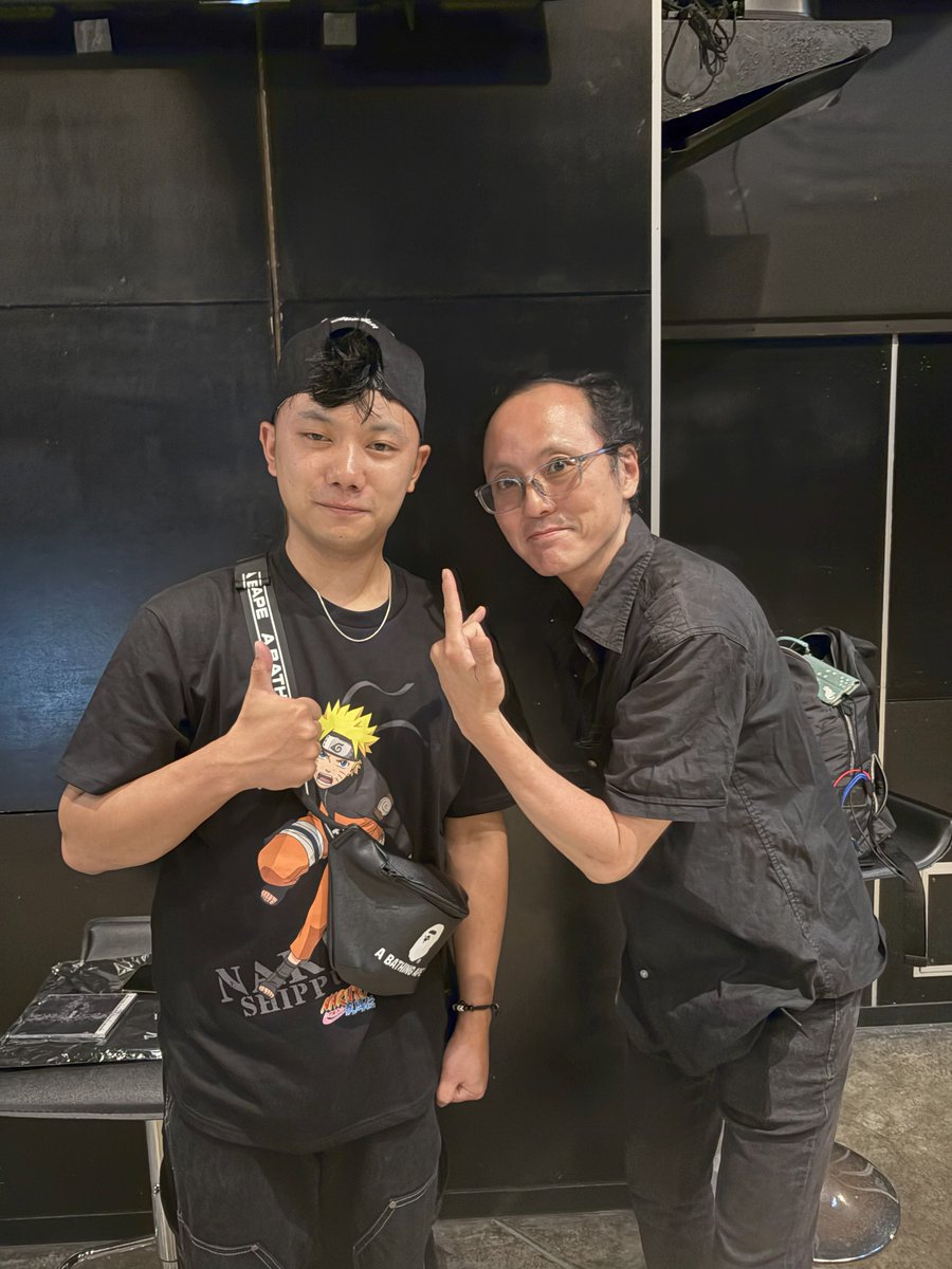 【ブータンHM情報】拙書『デスメタルインディア』に登場したNORTH Hと、昨晩（7/30）の東京公演でついに対面。今回のNORTH Hはなぜかベースレスの2人組でツアー中のため、中心人物のウゲン・テンジン<vo,g>とラビ・ギャレイ<ds>と終演後にパチリ。バンドは今週末、鹿児島でツアーファイナルを迎える