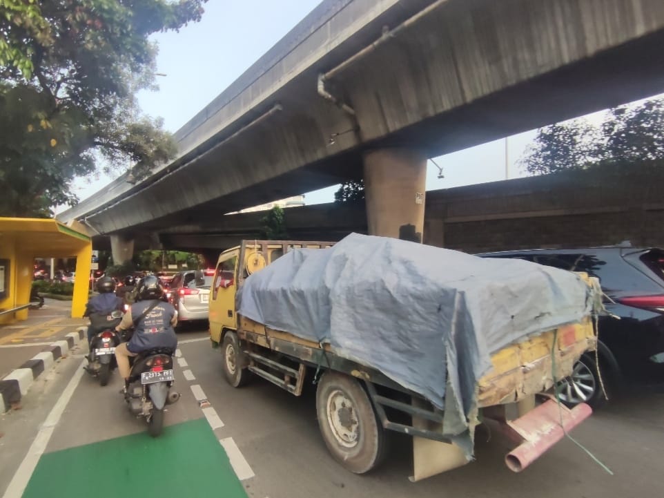 17.43 #LalinSonora

Lalin di jalan prapanca raya dari iskandar raya menuju kemang padat sebaliknya ramai lancar. Cuaca cerah. <a href="/TitoSuhandoyo/">Tito Suhandoyo</a>