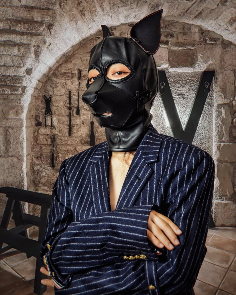 BDSM Pup Hood with Detachable Nose - Full Face Gimp Hood - Leather Dog Mask by CatWhips.
SM小狗调教头套，戳下面👇

🍑淘宝：catwhips.taobao.com 
🛍️Store: catwhips.com

#小狗头套 #调教sm #bondage #femdom #gimp