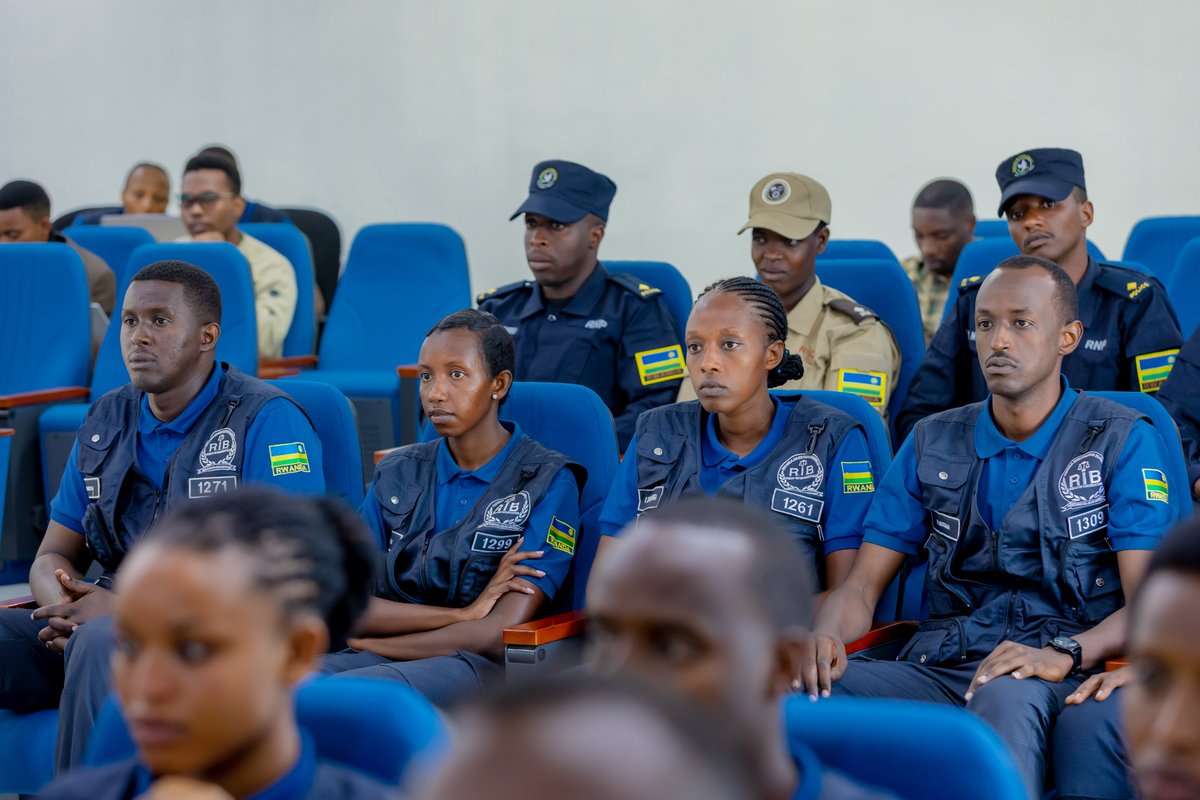 Rwanda Investigation Bureau (@rib_rw) on Twitter photo Uyu munsi, Minisitiri w’Ubutabera akaba n’Intumwa nkuru ya Leta <a href="/eugirashebuja1/">Dr. Emmanuel Ugirashebuja</a> yayoboye umuhango wo gusoza ku mugaragaro icyiciro cya munani cy'amuhugurwa y'ibanze y’ubugenzacyaha amaze amezi atandatu abera mu ishuri rikuru rya Polisi riherereye mu Karere ka Musanze.
Iki Uyu munsi, Minisitiri w’Ubutabera akaba n’Intumwa nkuru ya Leta <a href="/eugirashebuja1/">Dr. Emmanuel Ugirashebuja</a> yayoboye umuhango wo gusoza ku mugaragaro icyiciro cya munani cy'amuhugurwa y'ibanze y’ubugenzacyaha amaze amezi atandatu abera mu ishuri rikuru rya Polisi riherereye mu Karere ka Musanze.
Iki