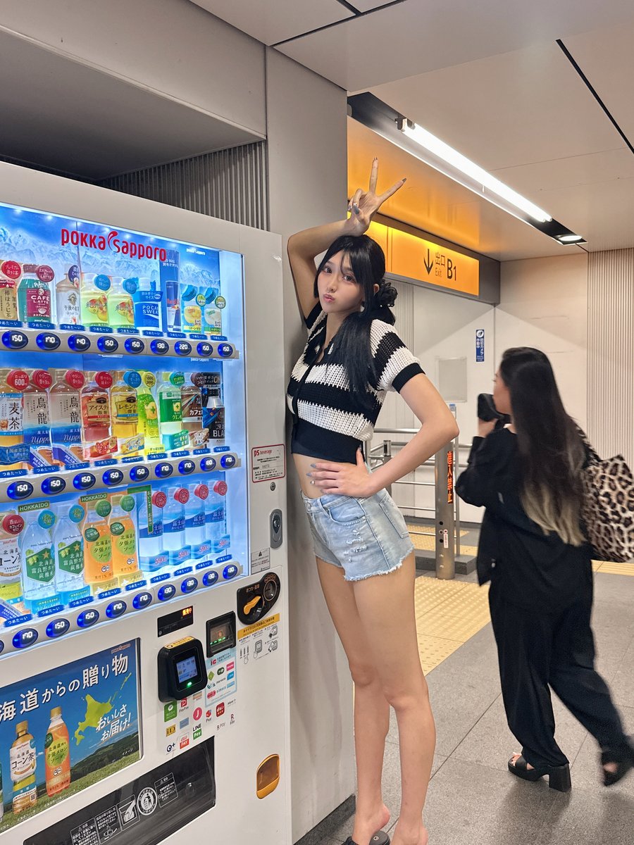 自分も180cm超えてるけど自販機よりは低い気する。