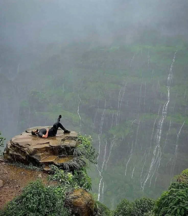 #PAK_PG
انکھوں کی دسترس سے باہر ہے وہ شخص
 اور دل  چاہتا ہے
 بانہوں میں قید ہو وہ شخص