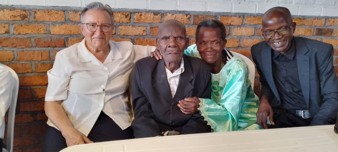 Hari  imvugo yadutse ivuga ko nta myaka 100 yo kuramba ibaho! Ubuhamya bw'aba bageze muzabukuru bose bujuje imyaka 100 birerekana ko kurambana bishoboka.
caritasjpkigali.org/2025/07/30/kub…