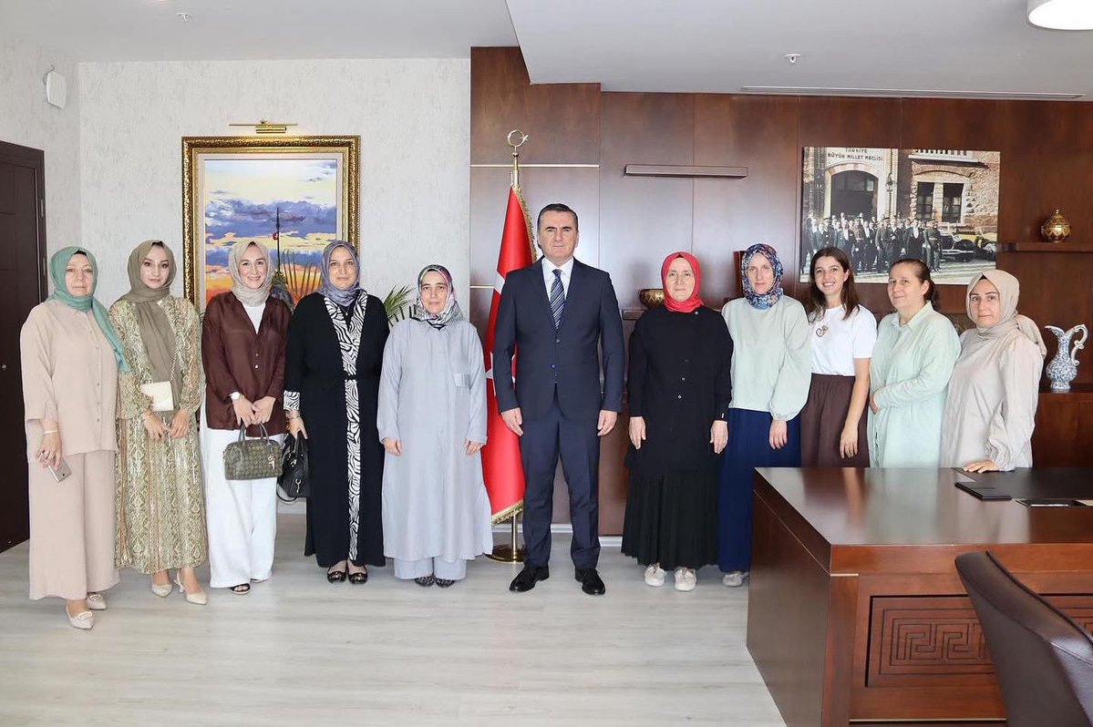 AK Parti Pendik İlçe Kadın Kolları Başkanımız Zahide Fındık ve ilçe yürütme kurulu üyelerimizle birlikte Pendik Kaymakamı Sayın Mehmet Yıldız’ı makamında ziyaret ettik.
Misafirperverliği ve nazik ev sahipliği için kendilerine teşekkür ediyor, görevinde başarılar diliyoruz.