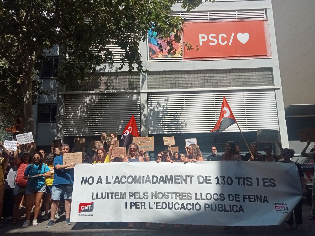 CGT Ensenyament 🚩🏴 (@cgtensenyament) on Twitter photo 🔴⚫️Concentració avui a la seu de <a href="/socialistes_cat/">Socialistes PSC/❤</a> per denunciar l'acomiadament massiu de treballadores d'Equips Socials i Tècniques d'Integració Social
#CapTreballadoraAlCarrer
#CompanyesDeLluita
<a href="/CgtLaborals/">CGT LABORALS</a> <a href="/CNTEnsenyament/">CNT Ensenyament</a> 🔴⚫️Concentració avui a la seu de <a href="/socialistes_cat/">Socialistes PSC/❤</a> per denunciar l'acomiadament massiu de treballadores d'Equips Socials i Tècniques d'Integració Social
#CapTreballadoraAlCarrer
#CompanyesDeLluita
<a href="/CgtLaborals/">CGT LABORALS</a> <a href="/CNTEnsenyament/">CNT Ensenyament</a>