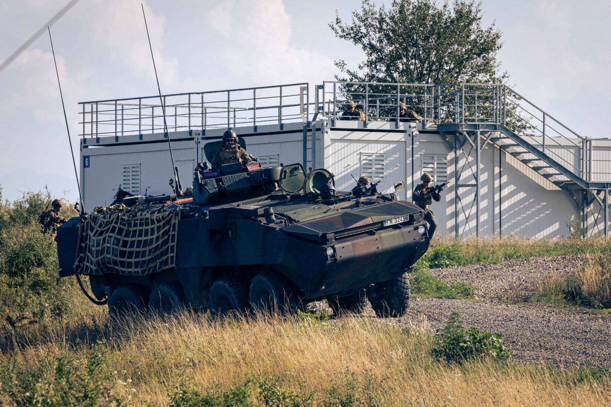 EMADmde's tweet image. El subgrupo táctico mecanizado de #FIMAR R-II, desplegado en Rumanía 🇷🇴,  realiza asaltos de entidad compañía en zonas urbanas durante el ejercicio Force on Force &apos;Eagle Spearhead&apos;.
El adiestramiento es esencial en la protección del flanco este de la Alianza.
@NATO #MOPS…