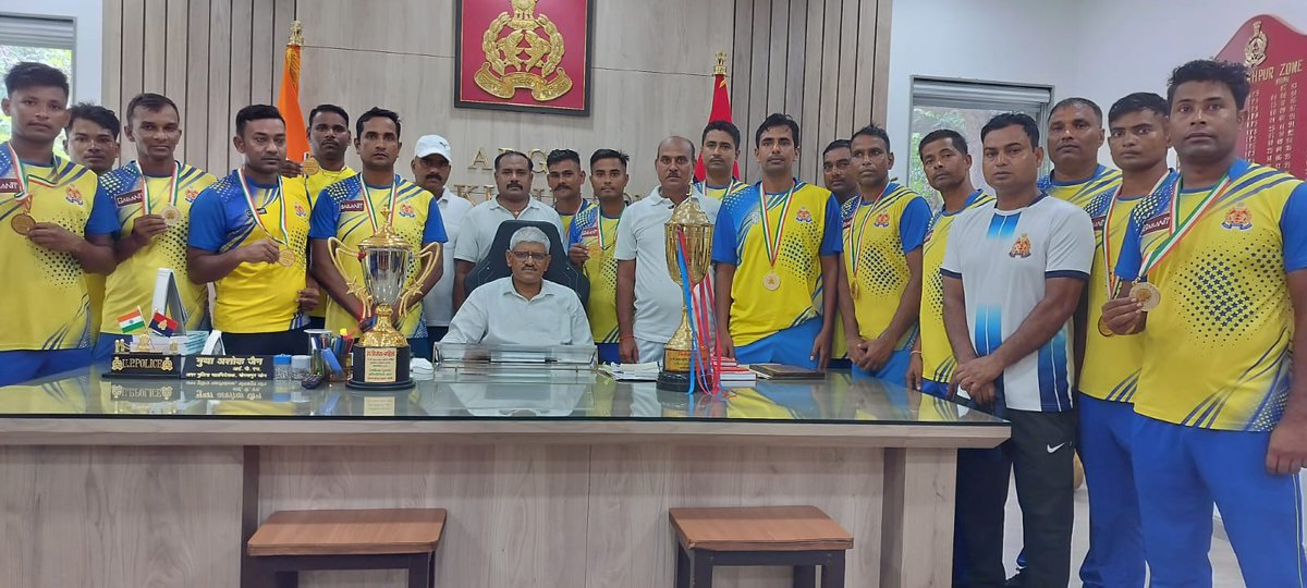 आज #AdgZoneGkr द्वारा बरेली में सम्पन्न हुई “73वीं उत्तर प्रदेश पुलिस वार्षिक फुटबाल प्रतियोगिता–2025” में प्रतिभागी गोरखपुर जोनल टीम के उत्कृष्ट प्रदर्शन की सराहना कर भविष्य हेतु प्रोत्साहित किया गया । उक्त प्रतियोगिता में टीम ने 20 स्वर्ण व 20 रजत सहित कुल 40 पदक प्राप्त किए।