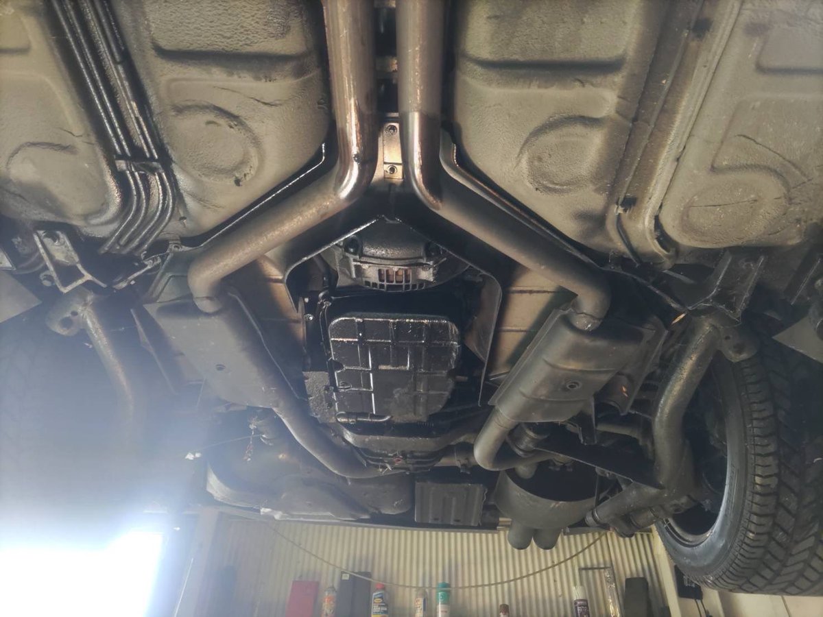 ケーニッヒが原因不明のオイル漏れで入院。
ポルシェ928ケーニッヒなんて激レア車はもうなかなか出てこないと思う。
バブルが生んだ超ワイドボディの黒い怪物よ。
でも直したら売りたい気持ちもある。