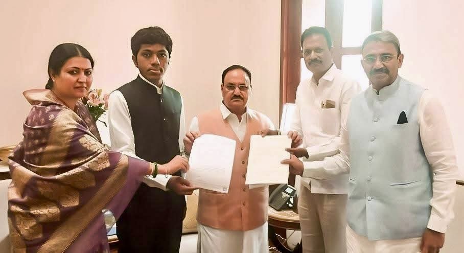 Sagar Khandre (@sagarkhandre12) on Twitter photo ರಾಜ್ಯದಲ್ಲಿ ರೈತರು ಎದುರಿಸುತ್ತಿರುವ ರಸಗೊಬ್ಬರ ಕೊರತೆಯನ್ನು ನಿವಾರಿಸಲು ನಮ್ಮ ಕಾಂಗ್ರೆಸ ಸಂಸದರ ನಿಯೋಗವು ಇಂದು ನವದೆಹಲಿಯಲ್ಲಿ ಕೇಂದ್ರ ರಸಗೊಬ್ಬರ ಸಚಿವರಾದ ಶ್ರೀ <a href="/JPNadda/">Jagat Prakash Nadda</a> ಅವರನ್ನು ಭೇಟಿ ಮಾಡಿ, ರಾಜ್ಯಕ್ಕೆ ತಕ್ಷಣ ಹೆಚ್ಚುವರಿ ರಸಗೊಬ್ಬರವನ್ನು ಒದಗಿಸುವಂತೆ ಮನವಿ ಮಾಡಿದೆವು.
To address the fertilizer shortage being faced ರಾಜ್ಯದಲ್ಲಿ ರೈತರು ಎದುರಿಸುತ್ತಿರುವ ರಸಗೊಬ್ಬರ ಕೊರತೆಯನ್ನು ನಿವಾರಿಸಲು ನಮ್ಮ ಕಾಂಗ್ರೆಸ ಸಂಸದರ ನಿಯೋಗವು ಇಂದು ನವದೆಹಲಿಯಲ್ಲಿ ಕೇಂದ್ರ ರಸಗೊಬ್ಬರ ಸಚಿವರಾದ ಶ್ರೀ <a href="/JPNadda/">Jagat Prakash Nadda</a> ಅವರನ್ನು ಭೇಟಿ ಮಾಡಿ, ರಾಜ್ಯಕ್ಕೆ ತಕ್ಷಣ ಹೆಚ್ಚುವರಿ ರಸಗೊಬ್ಬರವನ್ನು ಒದಗಿಸುವಂತೆ ಮನವಿ ಮಾಡಿದೆವು.
To address the fertilizer shortage being faced