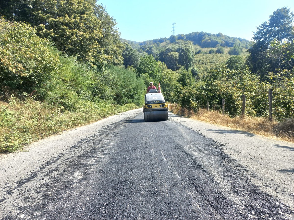 📍 Çilimli Karaçörtlen Köyü

İdaremiz Çilimli İlçe Özel İdaresi Müdürlüğü ekipleri, Karaçörtlen Köyü’nde deformasyona uğrayan yollarda bakım-onarım kapsamında yol konforunu ve sürüş güvenliğini artırmak amacıyla asfalt yama çalışmalarını sürdürmektedir.👷‍♂️🚜🚧
