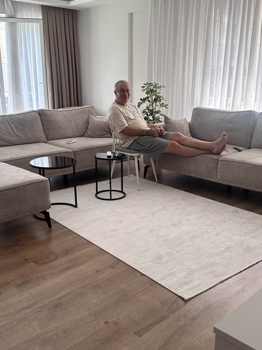 Hava o kadar sıcak ki babam koltukta otururken terlediği için salona sandalye çekip oturmuş😃😃🥵