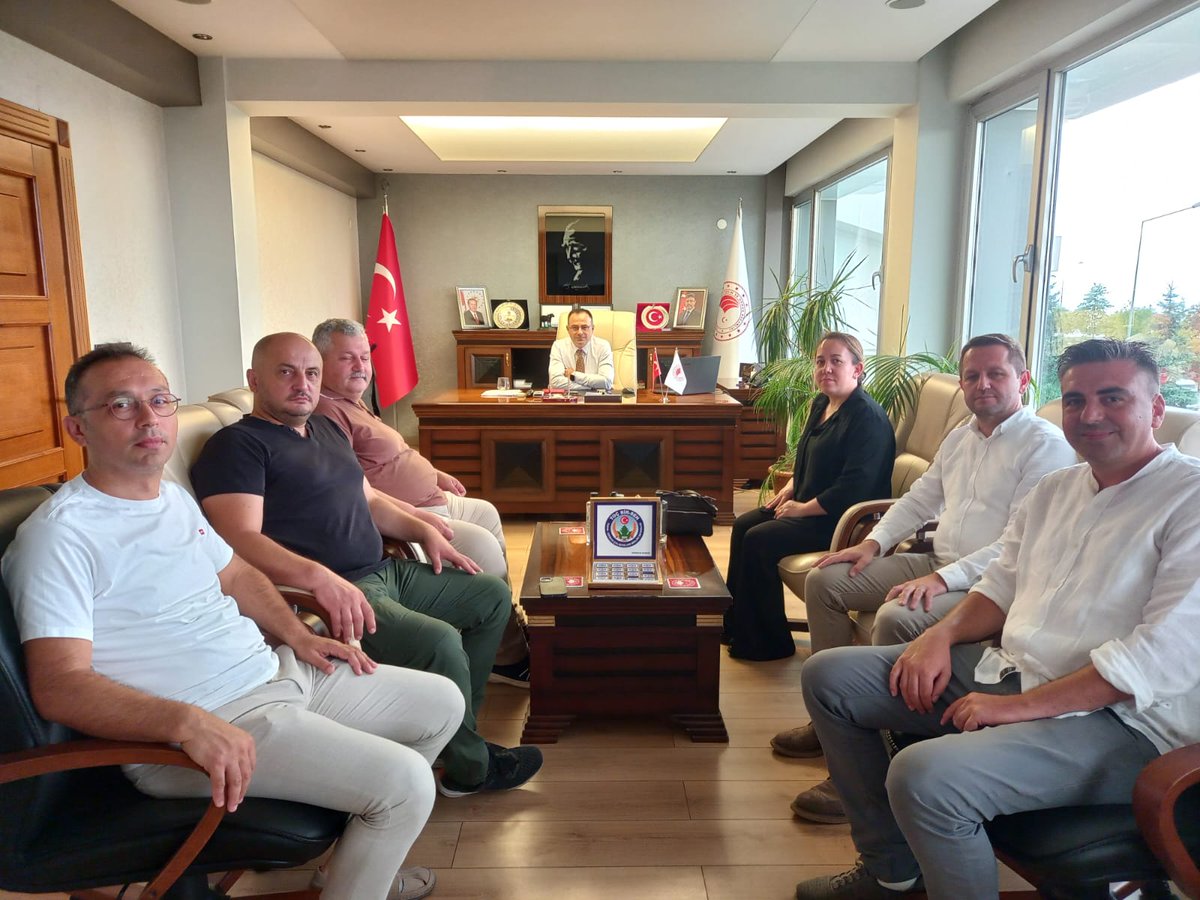 Giresun Veteriner Hekimleri Odası Başkanı Ülfet ÇAKIR ve yönetim kurulu üyeleri, İl Müdürümüz Mustafa Ensar YILMAZ’ı makamında ziyaret ederek hayırlı olsun temennisinde bulundular.