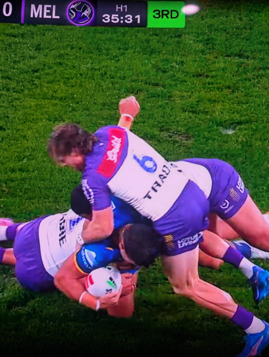 Here's Munster in the first half with an actual chicken wing tackle that was completely ignored #NRLEelsStorm