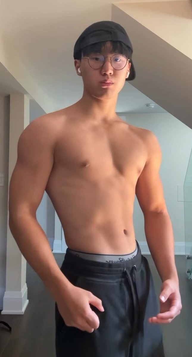sg_guyswatching's tweet photo. A cutie nerd witu such an innocent aura can easily be hiding a naughty sex beast within. Just lile this hot and toned spec'd nerdy boy who si easier to let you savour the cuts and bulges of his body muscles and the tastiness of his chest, nipples and abs! https://t.co/OjcOZdzi0V