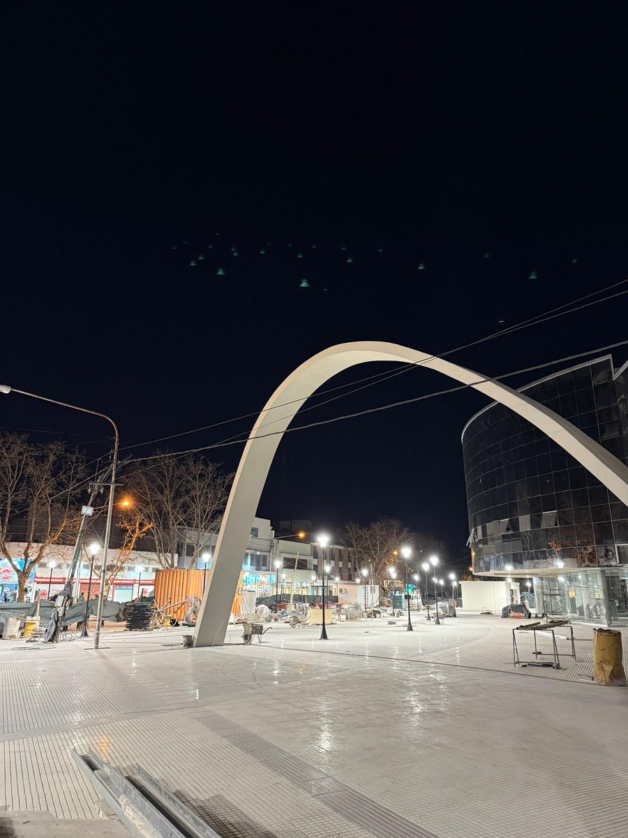 La megaobra de la ex terminal sigue avanzando. La novedad – de las últimas horas – son las pruebas lumínicas que comenzaron a desarrollarse en el predio y en calles aledañas.
Falta cada vez menos para que el corazón del microcentro de la Ciudad quede transformado para siempre.