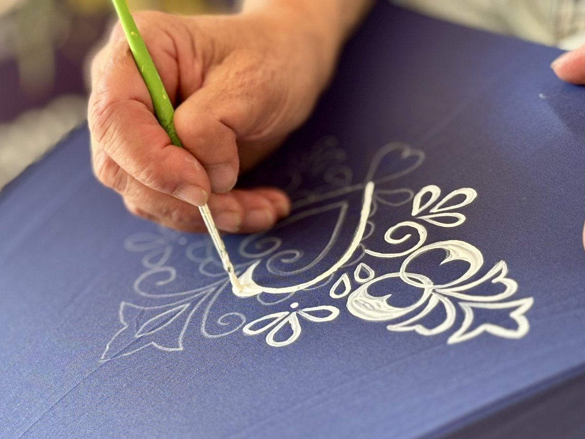 ✈️ Z Hovoran až za oceán. Díky grantu NF Moravská krása se dvě malérečky vypraví do USA. Svou vášeň pro Slovácký ornament předají dál. 
🎨Malují na deštníky, kabelky i pískem na chodník. Ludmila Zahrádková s dcerou Janou Kůrkovou odletí 16. srpna. 

📺Reportáž v 18h na ČT1 JM!