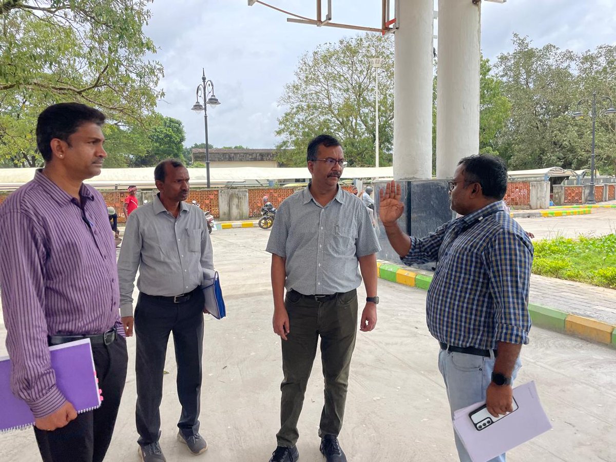 DRM Mysuru, Shri Mudit Mittal, conducted a window trailing inspection today between Hassan–Sakleshpur, Sakleshpur–Subrahmanya Road, and Subrahmanya Road–Bantawala sections. He reviewed track parameters and the ongoing redevelopment works at Sakleshpur, Subrahmanya Road,