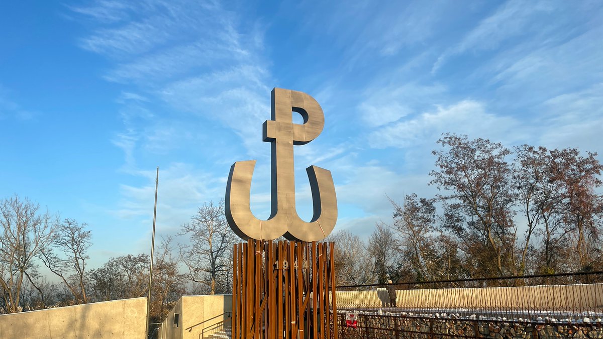 polskifrfr's tweet photo. Family News Service: W 81. rocznicę wybuchu #PowstanieWarszawskie, Kopiec Powstania to już nie tylko miejsce pamięci — to również swoiste muzeum, zielona ostoja i symboliczny pomnik unicestwionej Warszawy.

Więcej👉https://t.co/QWgdfPLtmP

@1944pl https://t.co/7c0M3lKxvO
