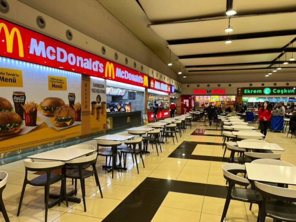 Burası Konya’da bir avm

McDonald’s markaları sinek avlıyor.
Sen muhteşemsin Konya 👏