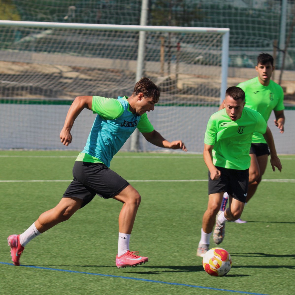 ue_cornella's tweet photo. ❤️‍🔥 𝐄𝐥 𝐞𝐬𝐟𝐮𝐞𝐫𝐳𝐨 𝐞𝐦𝐩𝐢𝐞𝐳𝐚 𝐚𝐪𝐮í ⚡️

⚽️ Tercera sesión de la semana ✔️

#PretemporadaUEC 💚 https://t.co/wEAxyl2m3L