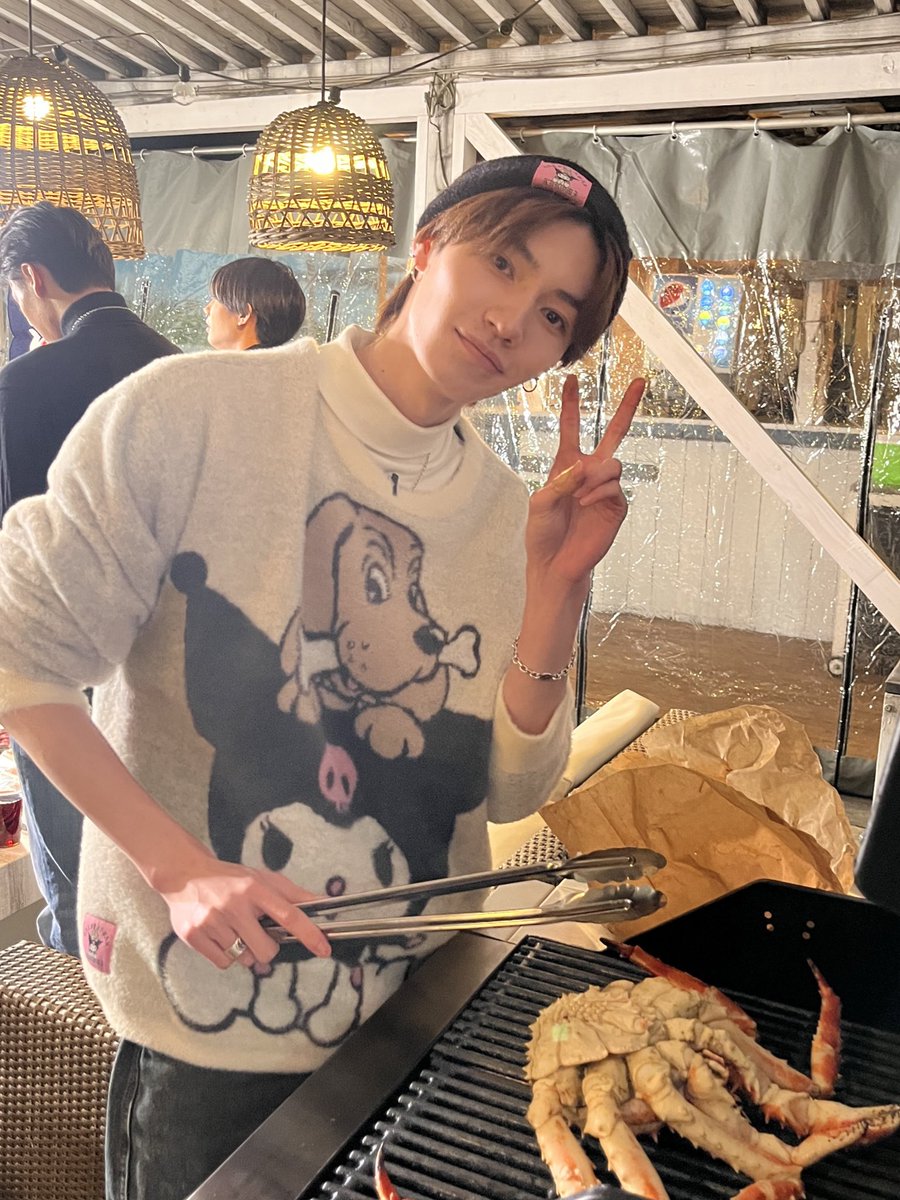 #ワンラブワンショット

本日ラブワンの末っ子が18歳に😭🎂

普段はムードメーカーなやんちゃ坊👶🏻ですが、昨年末のYouTube BBQ企画ではみんなのために黙々とお肉や海鮮を焼いてくれる優しい一面も🫶🏼✨

#ONELOVEONEHEART
#ラブワン
#久昌歩夢