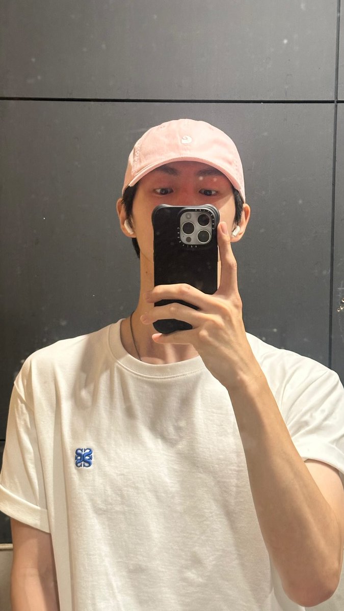 pp0yong_k's tweet photo. 아 김호요이 너무 예쁘고 핑쿠 잘 받는다😭😭😭 보고싶어 엉엉 
셀카도 주고 기특강아지🫳🫳🫳 https://t.co/oAQiDrefDu