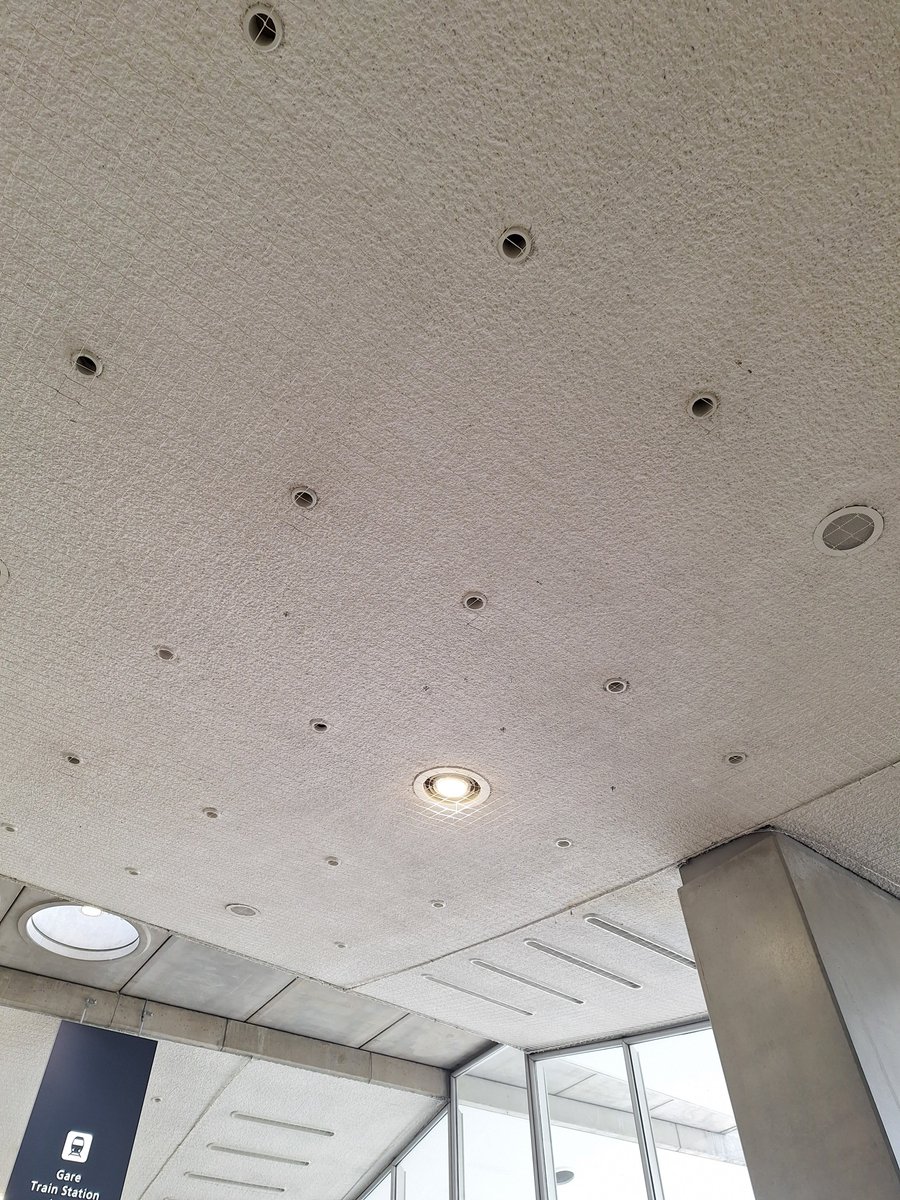 Zuzana_42's tweet image. Jsem typ, co na letišti sedí a zevluje a k okénku jde, až když tam není fronta. Zbytek mé rodiny jsou fanoušci lovu co nejlepší pozice ve frontě i za cenu hodinového čekání ve stoje před zavřenou přepážkou. 
#BoredToDeath