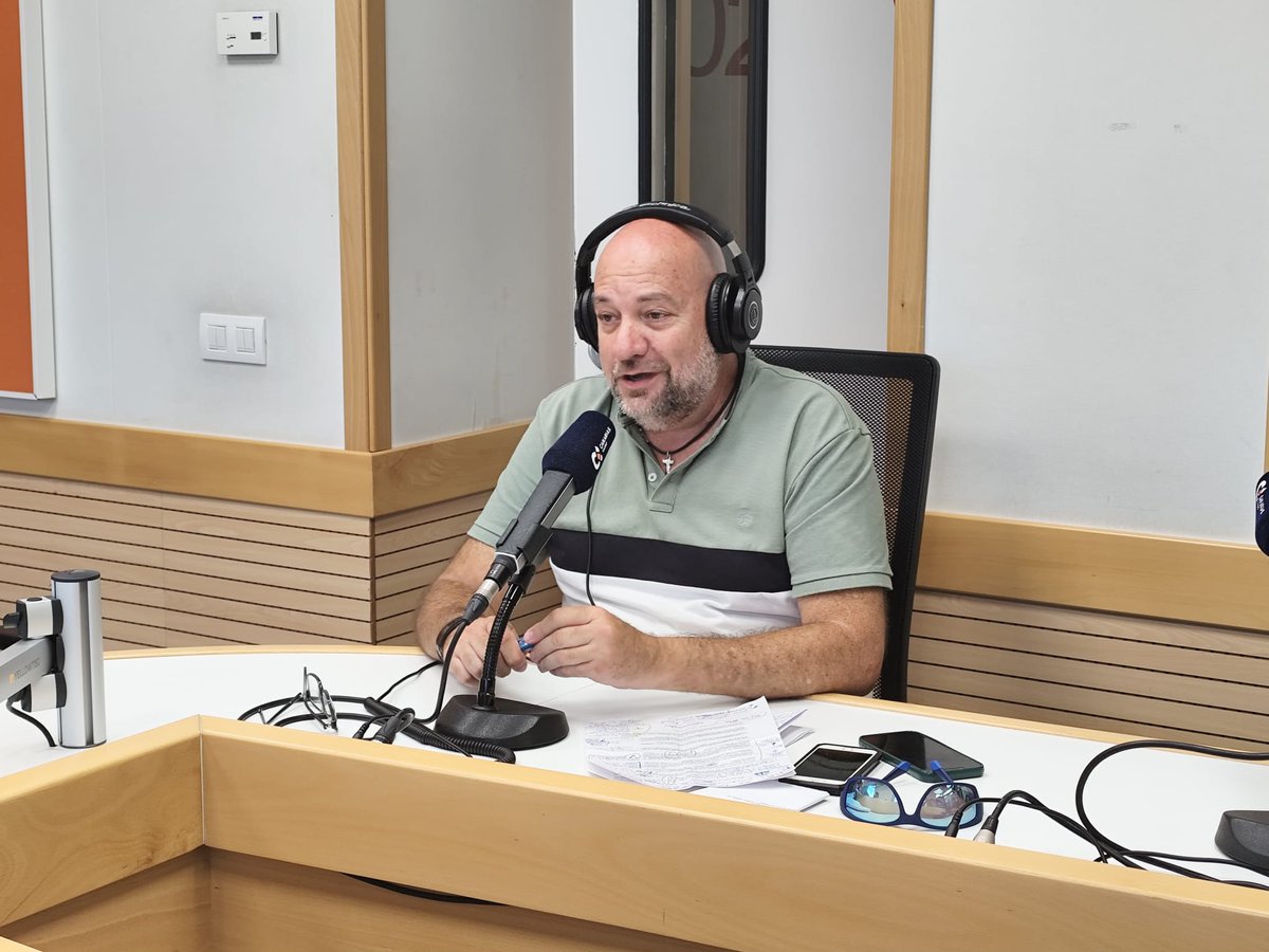 La Radio Canaria (@laradiocanaria) on Twitter photo 🟠 En #LaAlpispaLRC, con <a href="/Andreaperezmdz/">Andrea Pérez</a>, recibimos a Víctor González, presidente de ANPE Tenerife.
➡️ Hablamos sobre la dificultad que vive el profesorado que tiene que desplazarse entre islas para acceder a una vivienda digna.
📡rtvc.es/la-radio-canar… 🟠 En #LaAlpispaLRC, con <a href="/Andreaperezmdz/">Andrea Pérez</a>, recibimos a Víctor González, presidente de ANPE Tenerife.
➡️ Hablamos sobre la dificultad que vive el profesorado que tiene que desplazarse entre islas para acceder a una vivienda digna.
📡rtvc.es/la-radio-canar…