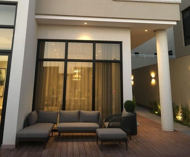 🟠 "أهم من حجم القطاع؟ انسجامه مع التصميم واحتياجك الفعلي!"

كثير يربط جودة النافذة بحجم قطاع الألمنيوم، ويغفل عن نقاط أهم:

🔹 هل القطاع يدعم نوع الزجاج اللي تحتاجه؟
🔹 هل فيه فتحات تصريف ومانع غبار؟
🔹 هل الإكسسوارات (الفرش، القفل، الرولر) متوافقة؟
🔹 هل يناسب تصميم الواجهة