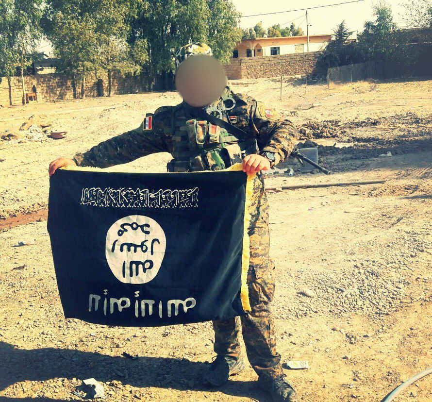 من الارشيف 🇮🇶 

جندي عراقي ينكس راية الارهاب