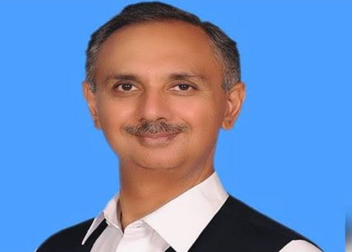 یہ لمبی گردن والا ملک دشمن غدار ریاست اور فوج کے خلاف پروپیگنڈا کررہا تھا 

آج انجام کو پہنچ گیا پوری دنیا کہہ رہی انڈیا کو شکست ہوئی 

یہ باندر کہتا ہے مجھے ثبوت دیکھاؤ 
اسکو لاتیں مارنی چاہیے