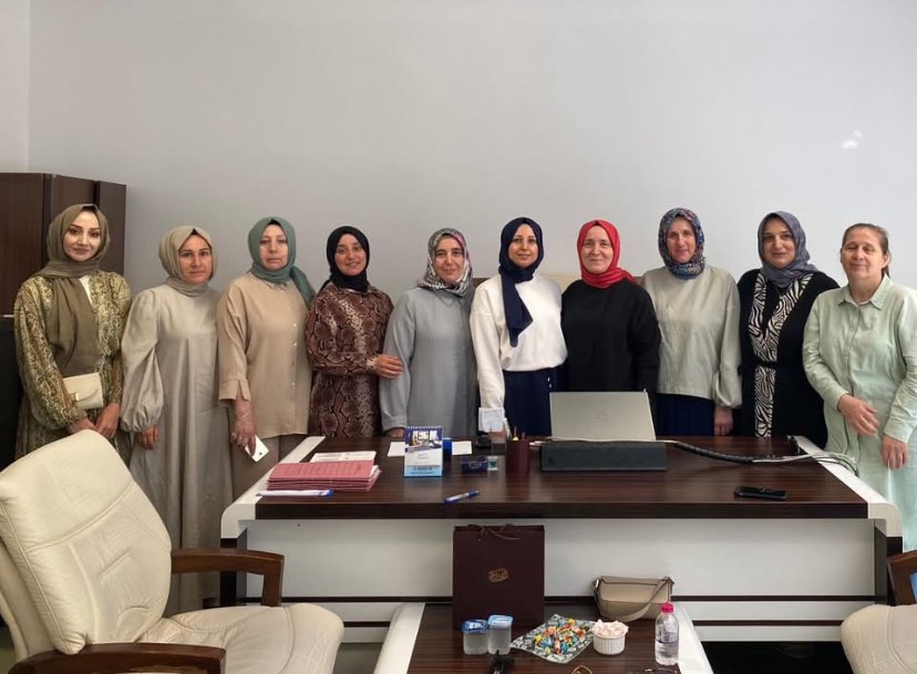 AK Parti Pendik İlçe Kadın Kolları Başkanımız Zahide Fındık ve yürütme kurulu üyelerimiz ile birlikte sosyal yardımlaşma derneği vakıf müdürümüz Yıldıray Karaca’yı,SHM Betül Akoğul’u ve kaymakamlık yazı işleri müdürümüz Nurgül Direk’i ziyaret ederek istişarelerde bulunduk.