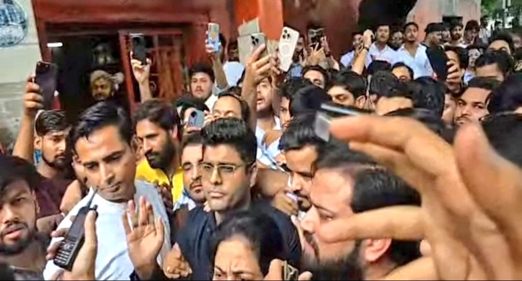 जिनके दम पर सरकारें बनती और गिरती हैं वही लोग जब अपनी मेहनत की कीमत मांगते हैं 

तो उन्हें "लाठियों" से सबक सिखाया जाता है।

ऐसा ही आज दिल्ली में SSC प्रोटेस्ट के दौरान हुआ जब सभी सम्मानित शिक्षकों और छात्रों पर दिल्ली पुलिस ने लाठियां भाज दी।

चुनाव आते ही यही अधिकतर लोग जाति और