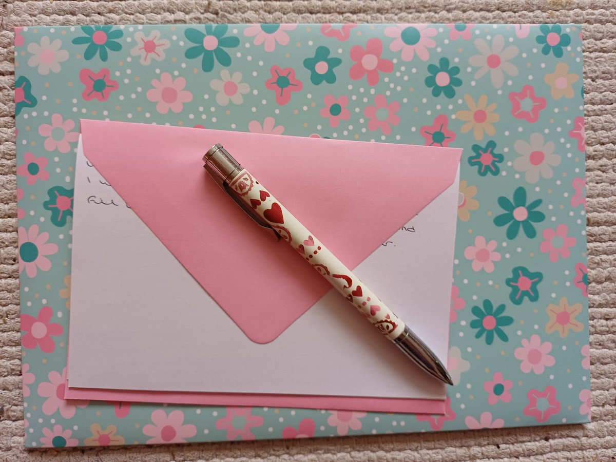 kendie's tweet photo. Actually got round to writing a letter back to my letter writing friend this morning. #writealetterbyhand #letterwriting #handwrittenletter https://t.co/2dBlHlQuGk